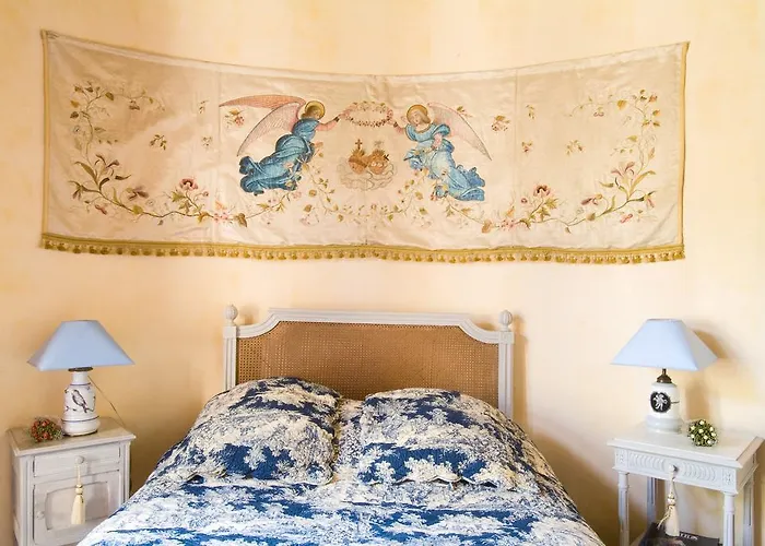 Chateau De La Roche Martel Frühstückspension Roiffé